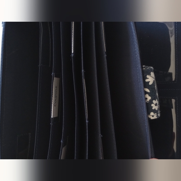 Bella Taylor Floral Navy and White Wristlet - Picture 4 of 6